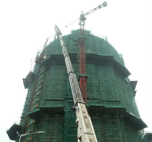 乌马河吊车在工地上作业